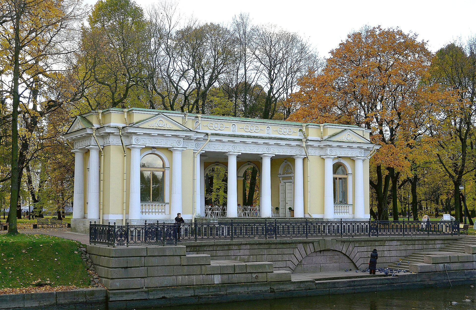 Павильон Росси у Мойки. Фото: GAlexandrova, CC BY-SA 4.0. — Михайловский сад в Санкт-Петербурге