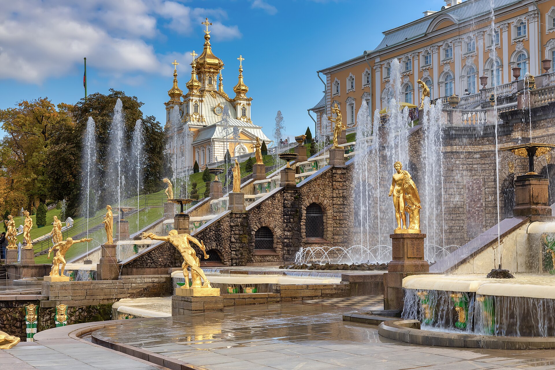 Большой каскад и дворцовый ансамбль Петергофа. Фото: Елена Нечипоренко, CC BY-SA 4.0. — Большой Петергофский дворец-музей
