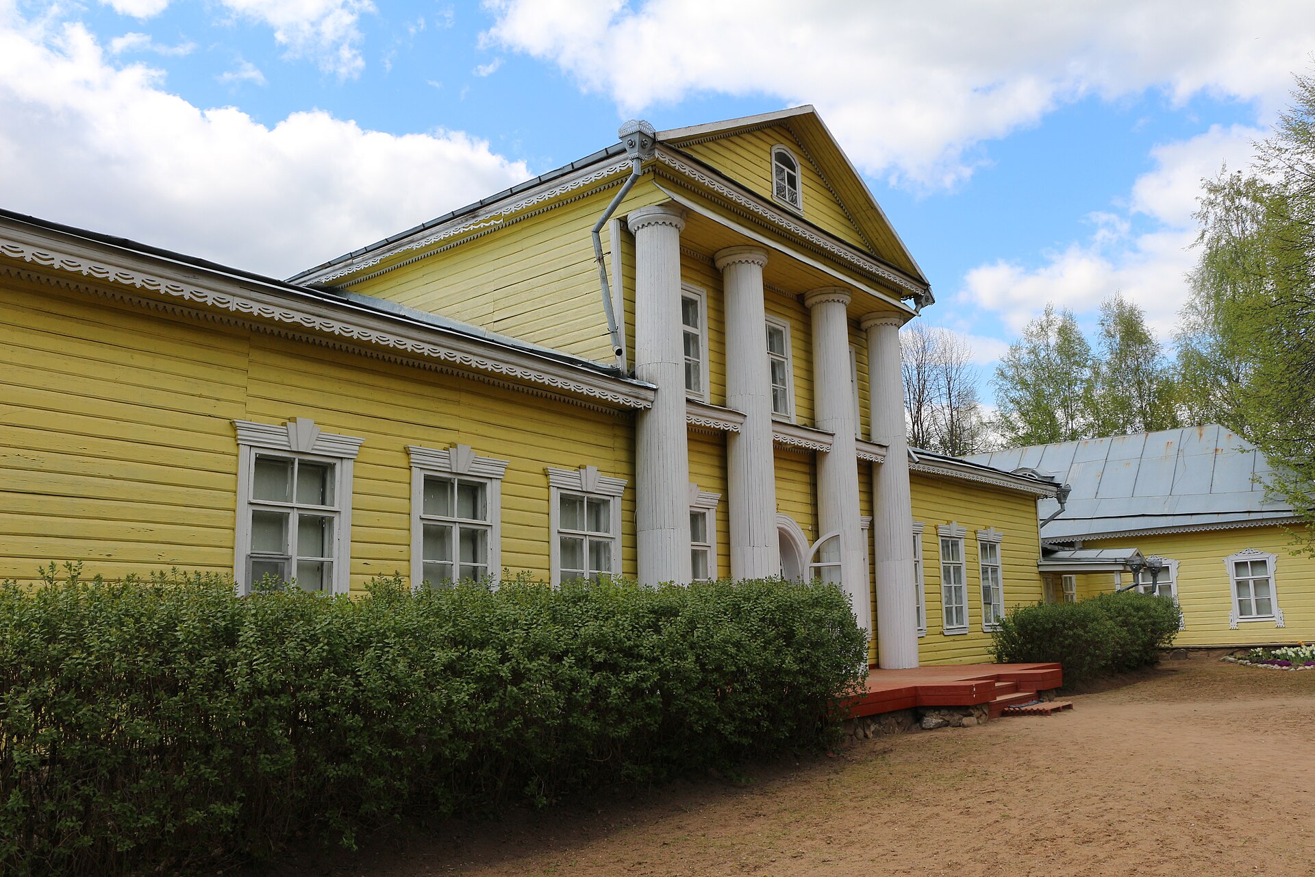 Главный дом усадьбы Наумово. Фото: Vovkasolovev, CC BY-SA 3.0. — Усадебный парк Наумово