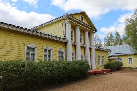 Главный дом усадьбы Наумово. Фото: Vovkasolovev, CC BY-SA 3.0.