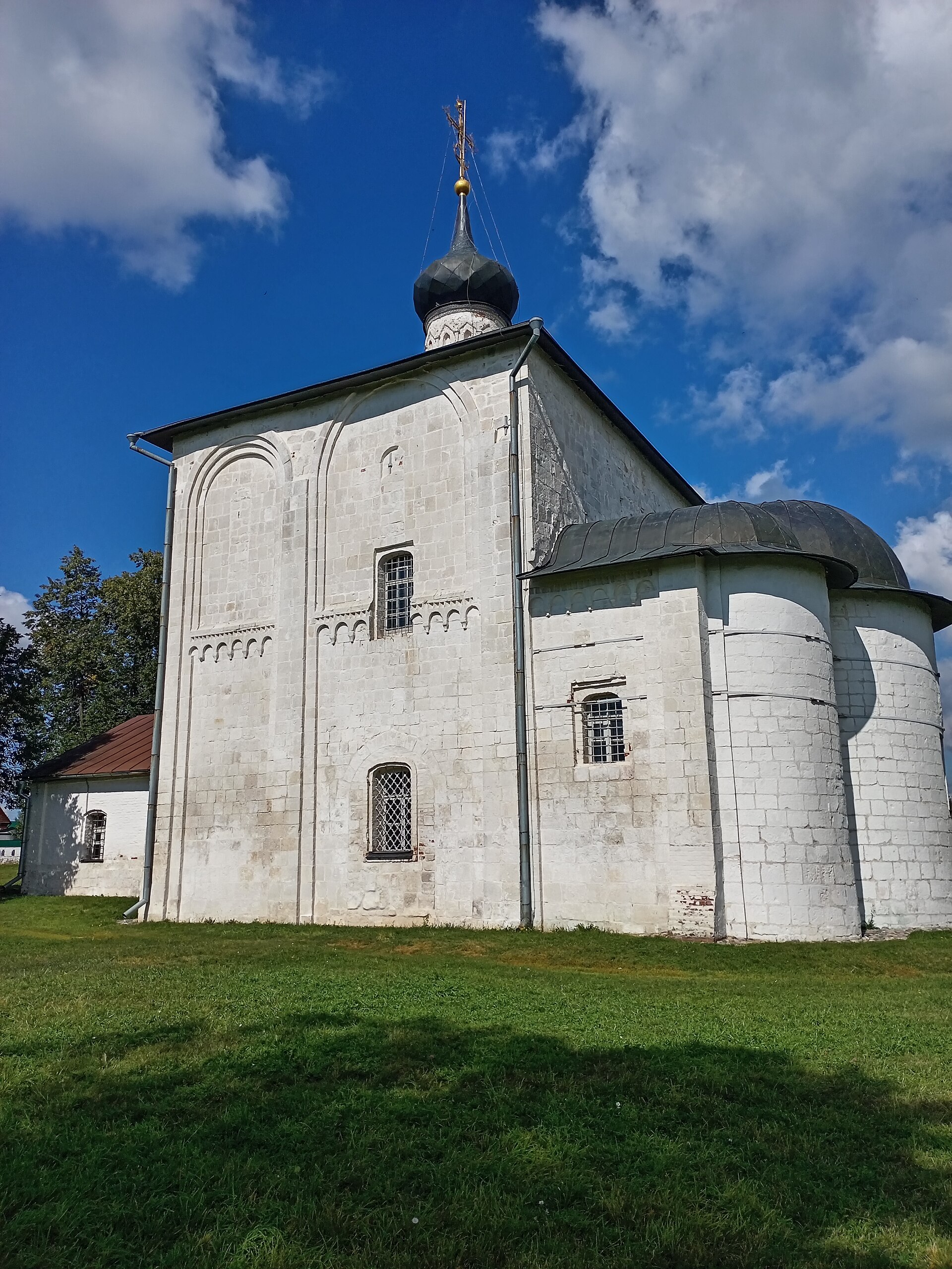 Общий вид церкви Бориса и Глеба. Фото: Танович, CC BY-SA 4.0. — Церковь Бориса и Глеба в Кидекше
