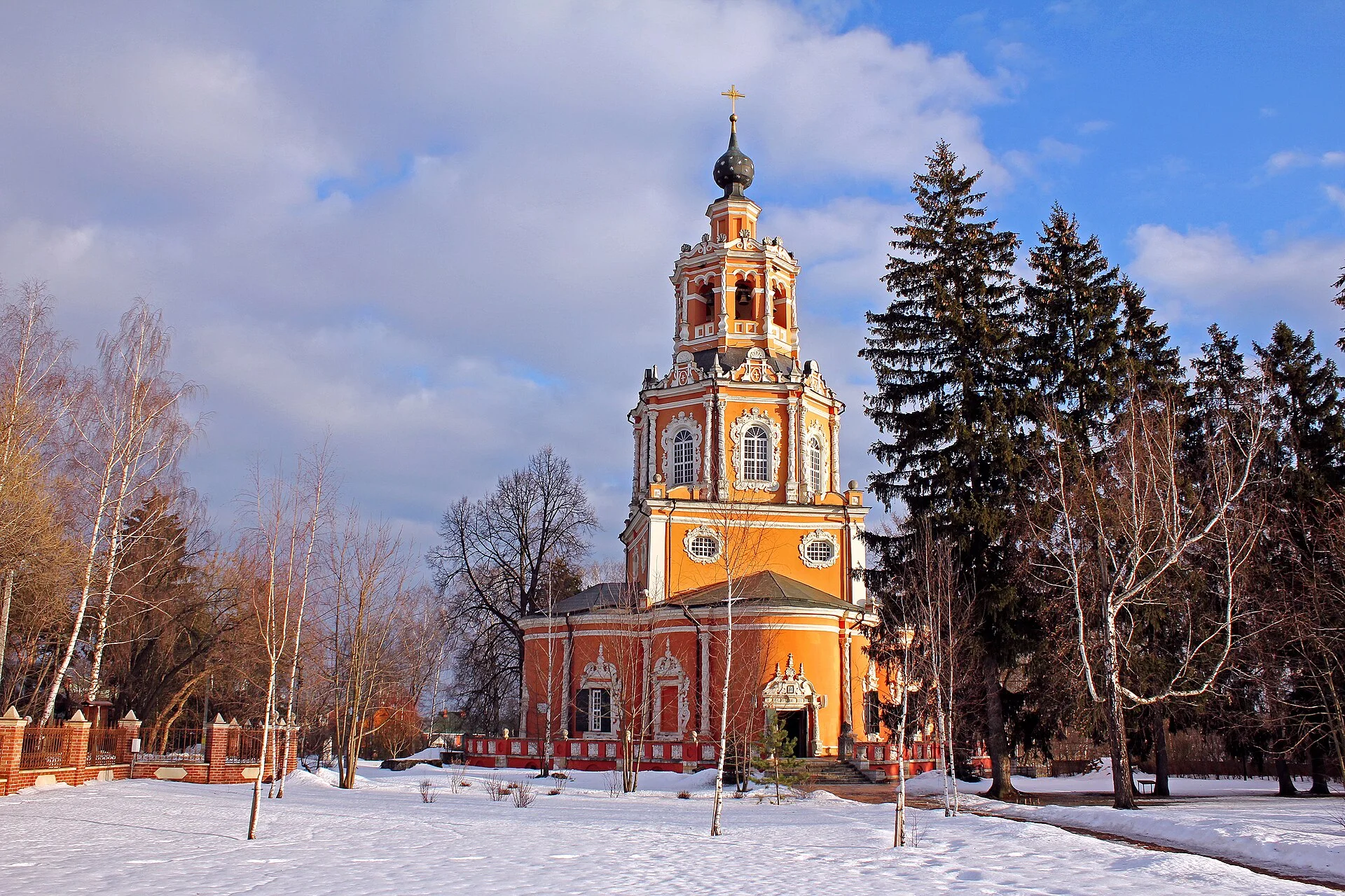 Спасская церковь в Уборах зимой. Автор Chimpokamon, CC BY-SA 4.0. Уменьшенная версия. Страница оригинала и ссылка на лицензию приведены в блоке авторских прав. — Церковь Спаса Нерукотворного Образа в Уборах