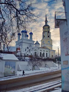 Зимний вид собора со стороны городской улицы. Фото: Sergey Lemtal, CC BY-SA 3.0.