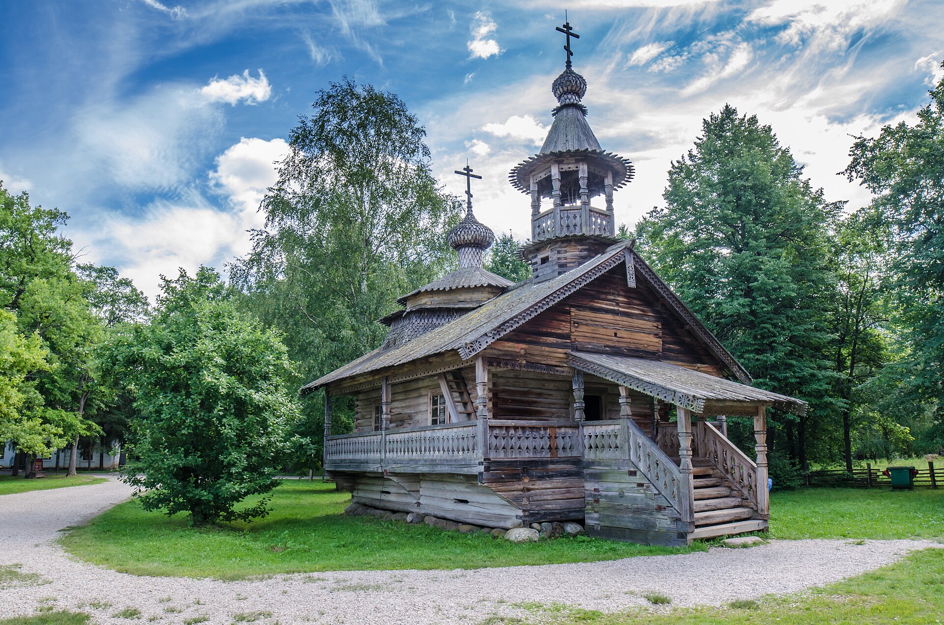 Часовня из деревни Кашира в музее «Витославлицы». Фото: Belliy, CC BY-SA 4.0. — Музей деревянного зодчества «Витославлицы»