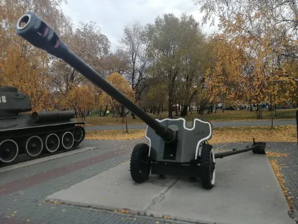 Артиллерийское орудие Д-44 в Саду Победы. Фото: Апатинаити, CC BY-SA 3.0.