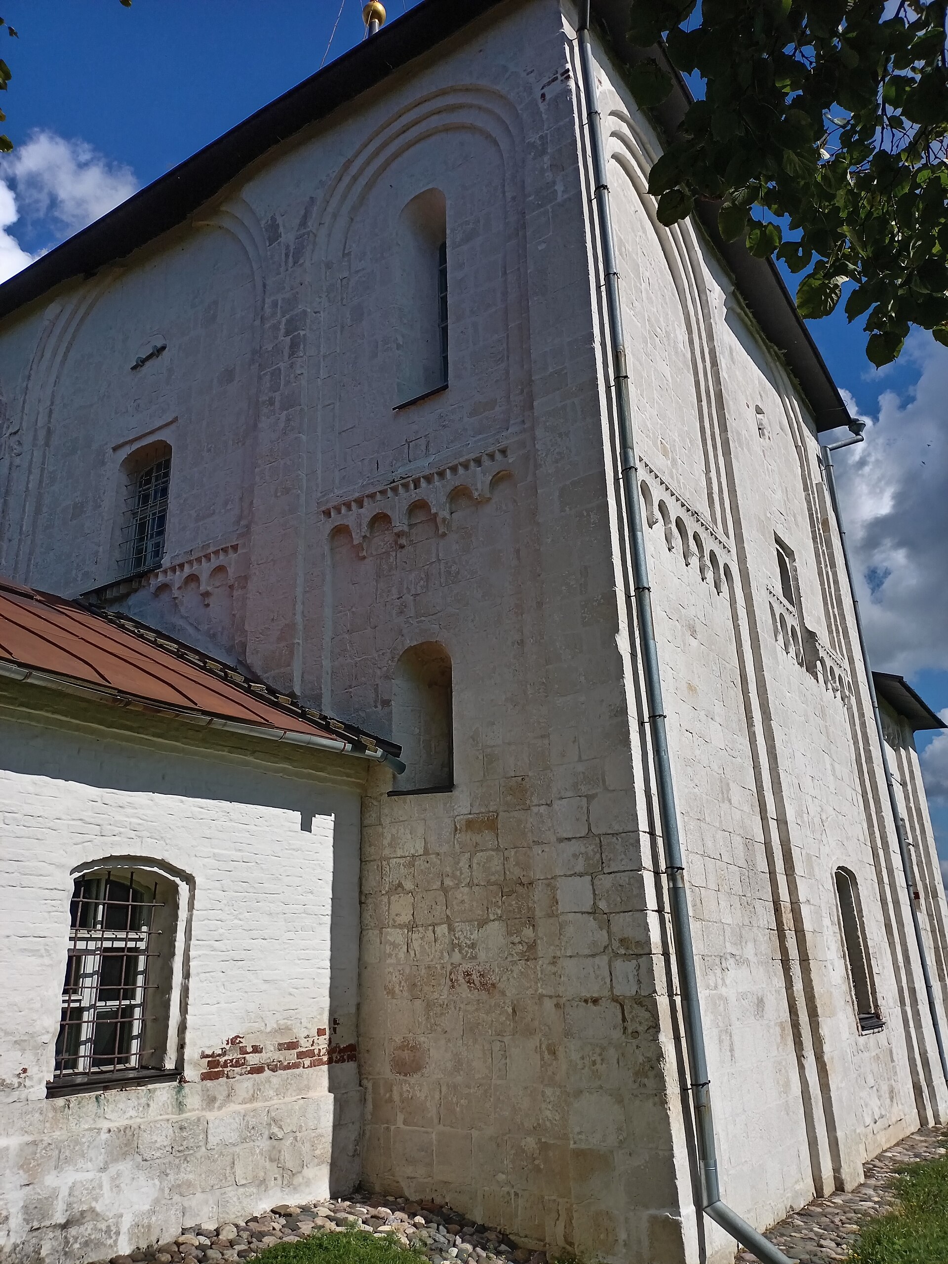 Кладка и архитектурные детали древнего храма. Фото: Танович, CC BY-SA 4.0. — Церковь Бориса и Глеба в Кидекше