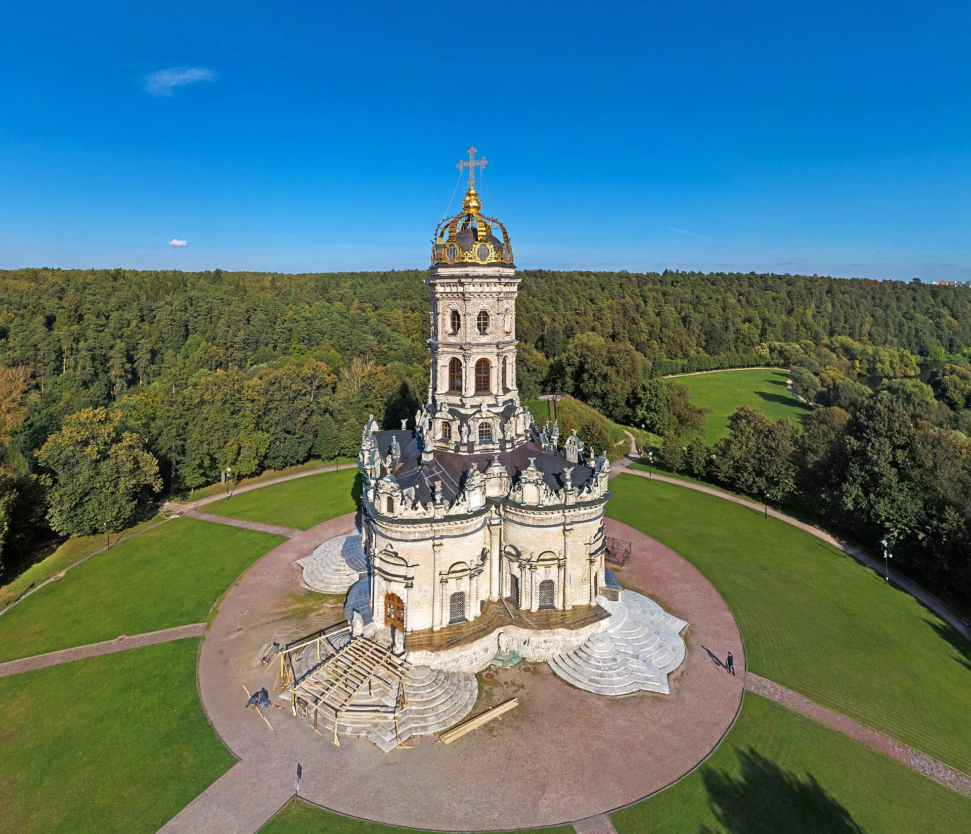 Знаменская церковь в Дубровицах, вид с высоты. Ludvig14, CC BY-SA 4.0, https://creativecommons.org/licenses/by-sa/4.0/ . Источник: https://commons.wikimedia.org/wiki/File:DubrovitsyChurch_DJI_0180.jpg . Уменьшенная версия. — Знаменская церковь в Дубровица