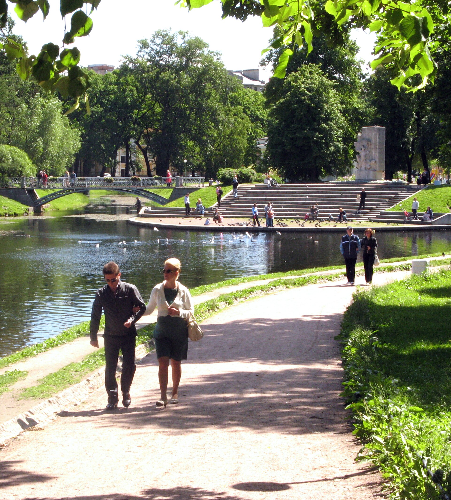 Дорожка у пруда и мостик. Фото: English:  Andrew Krizhanovsky
Русский:  Андрей Крижановский, Public domain. — Таврический сад