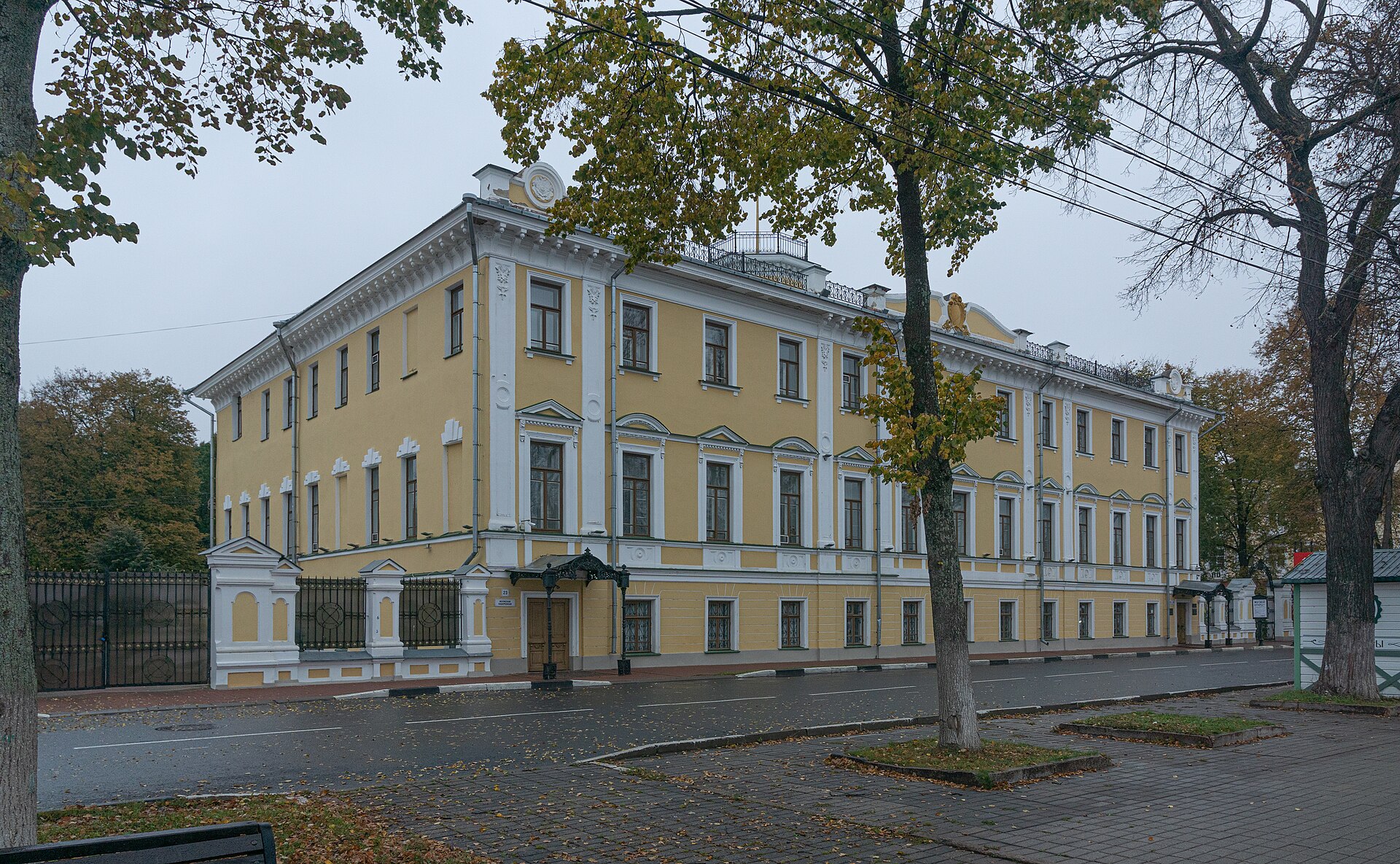 Губернаторский дом с восточной стороны. Фото: Чуринъ, CC BY-SA 4.0. — Ярославский художественный музей — Губернаторский дом