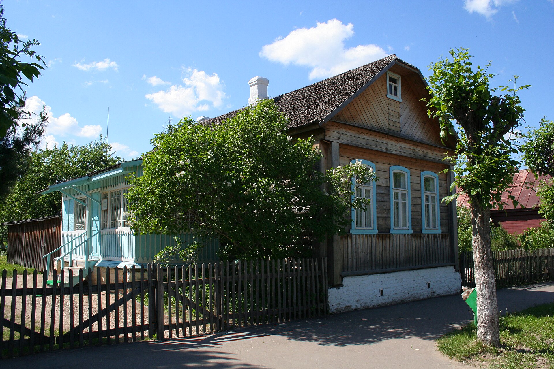 Дом-музей школьных лет Ю. А. Гагарина. Фото: A.Savin, Wikipedia, CC BY-SA 3.0. — Дом-музей школьных лет Ю. А. Гагарина