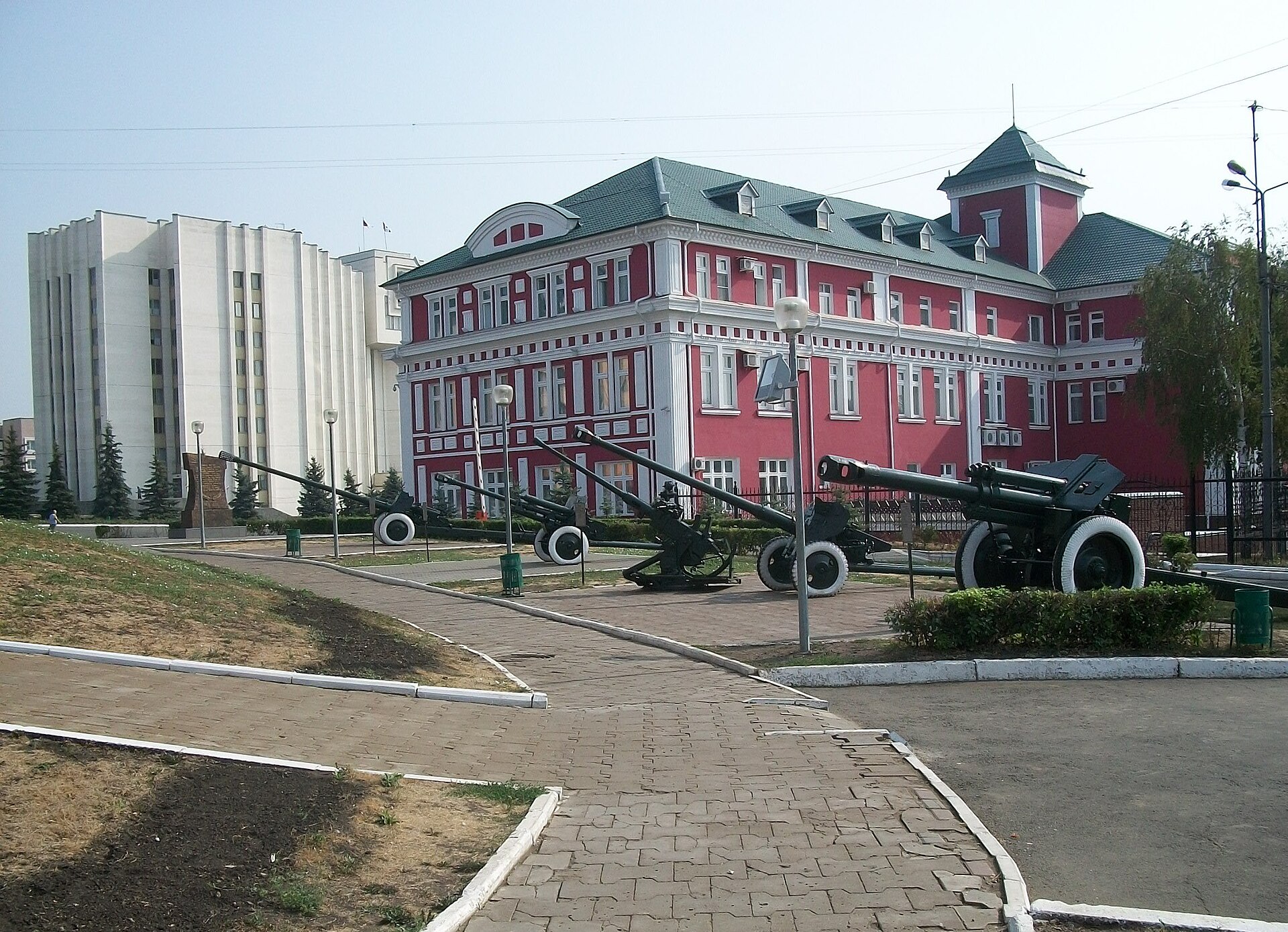 Открытая экспозиция техники рядом с музеем. Фото: WildBoar, Public domain. — Мемориальный музей военного и трудового подвига 1941–1945 годов