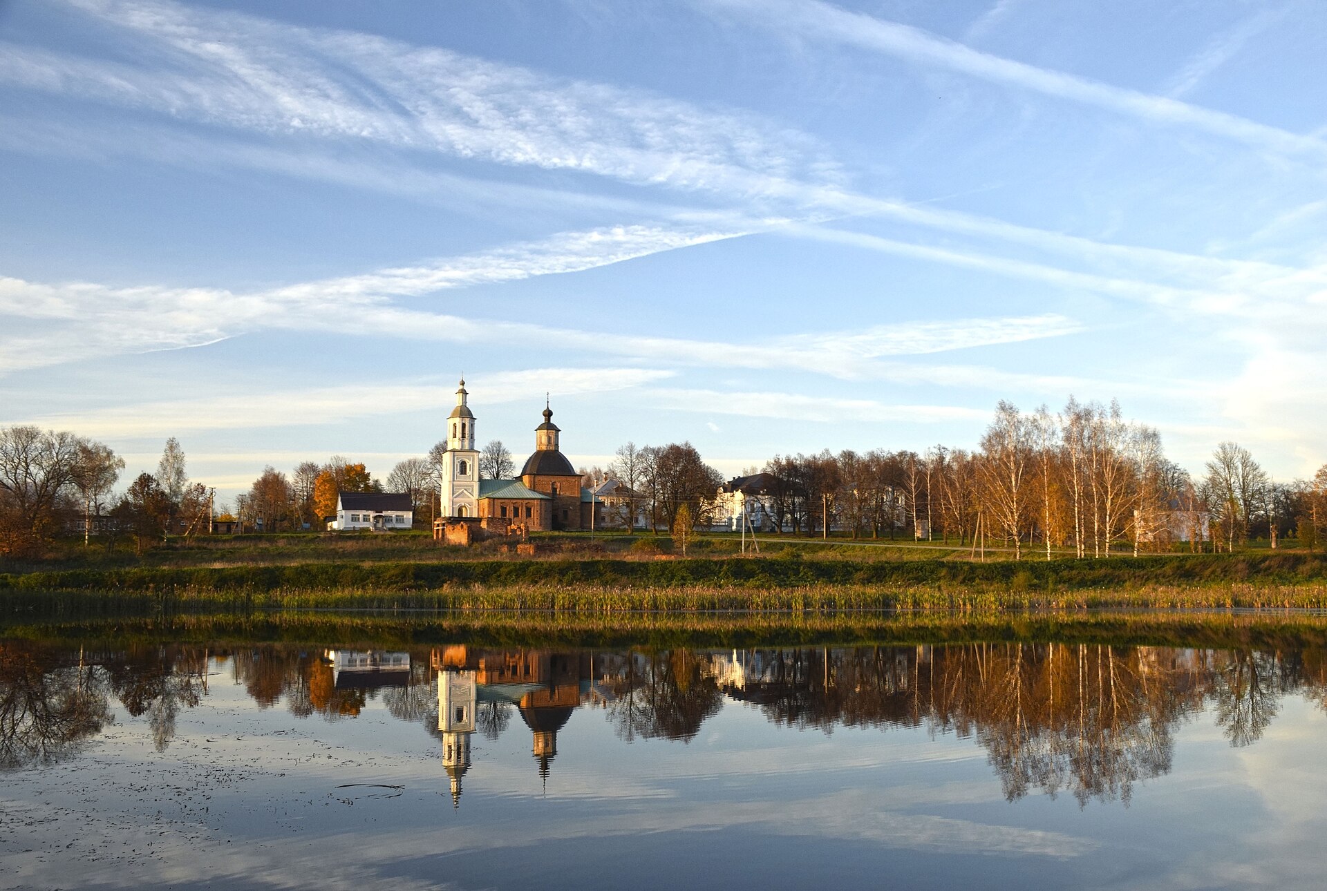 Пруд и вид на усадебный ансамбль. Фото: Burov.yl, CC BY-SA 4.0. — Усадебный парк Хмелита