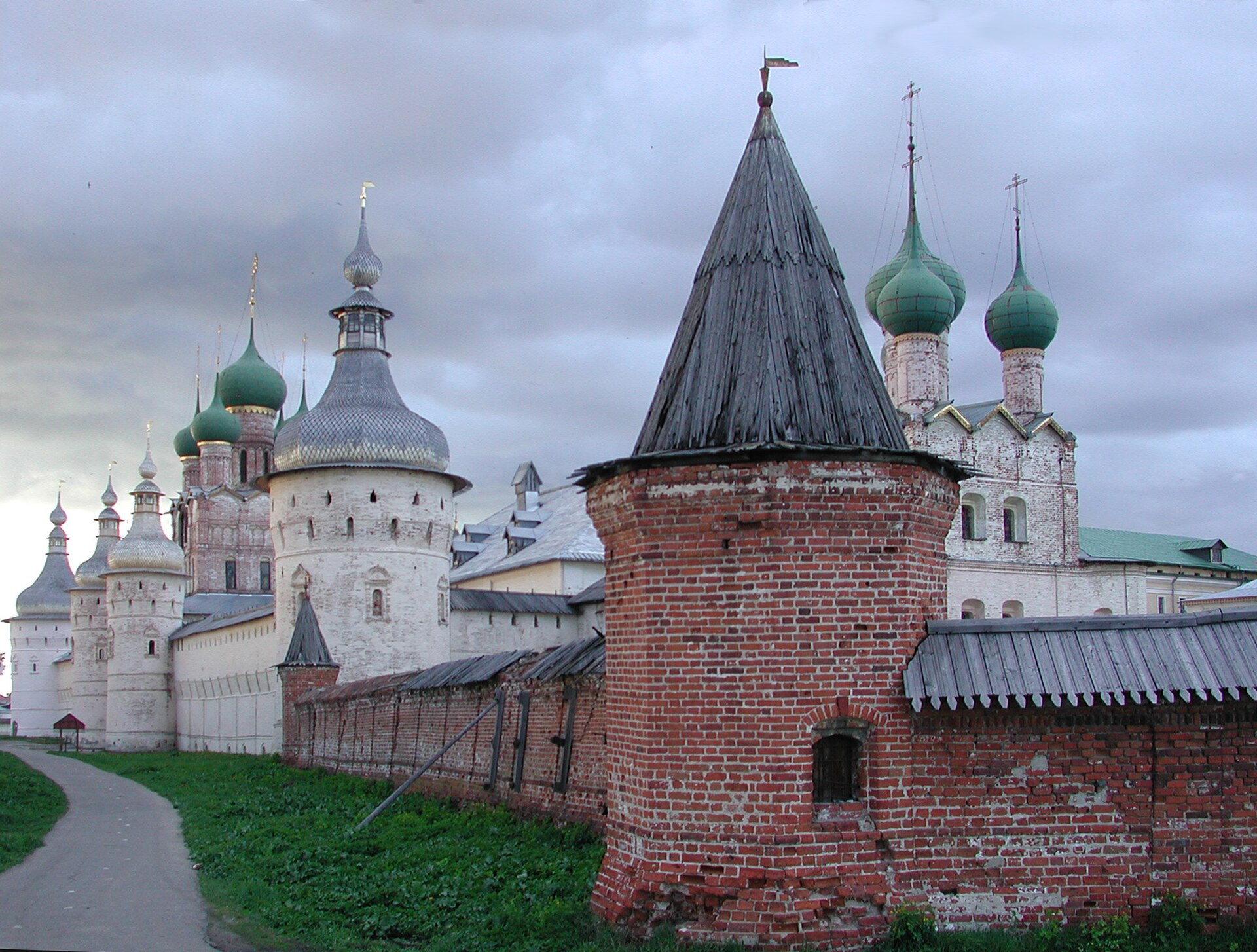 Башня и архитектурный ансамбль Ростовского кремля. Фото: G.-U. Tolkiehn, CC BY 2.5. — Музей-заповедник «Ростовский кремль»