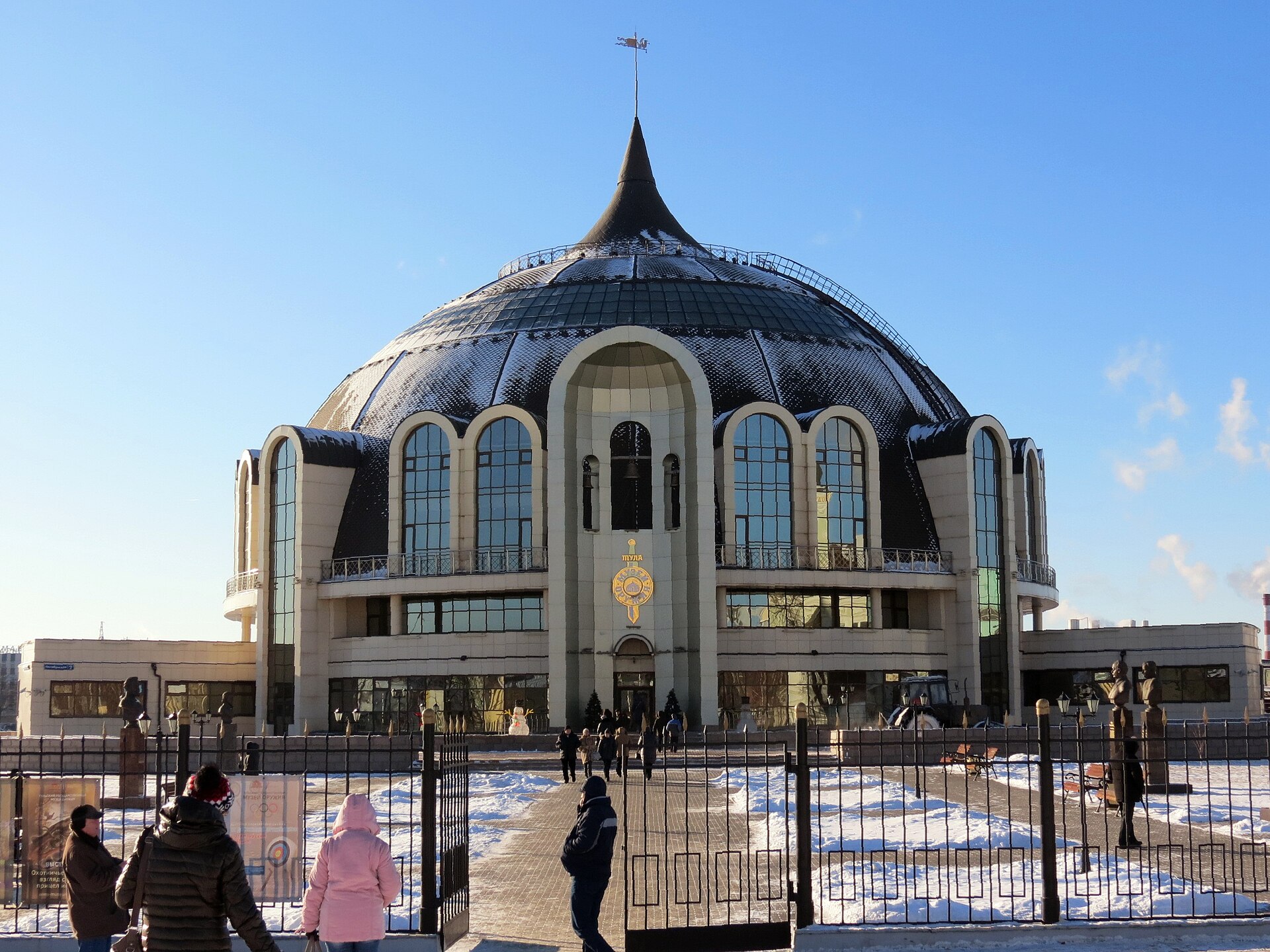 Здание-шлем на Октябрьской улице. Фото: Natalia Semenova, CC BY 3.0. — Тульский государственный музей оружия — здание-шлем
