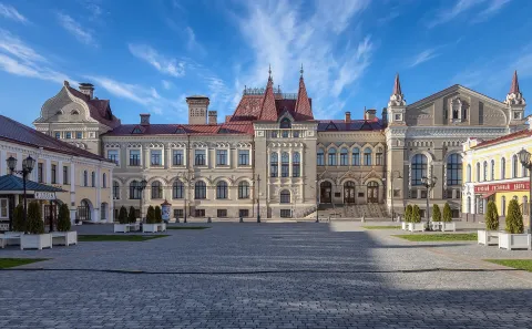 Парадный фасад Новой хлебной биржи. Фото: Елена Нечипоренко, CC BY-SA 4.0.