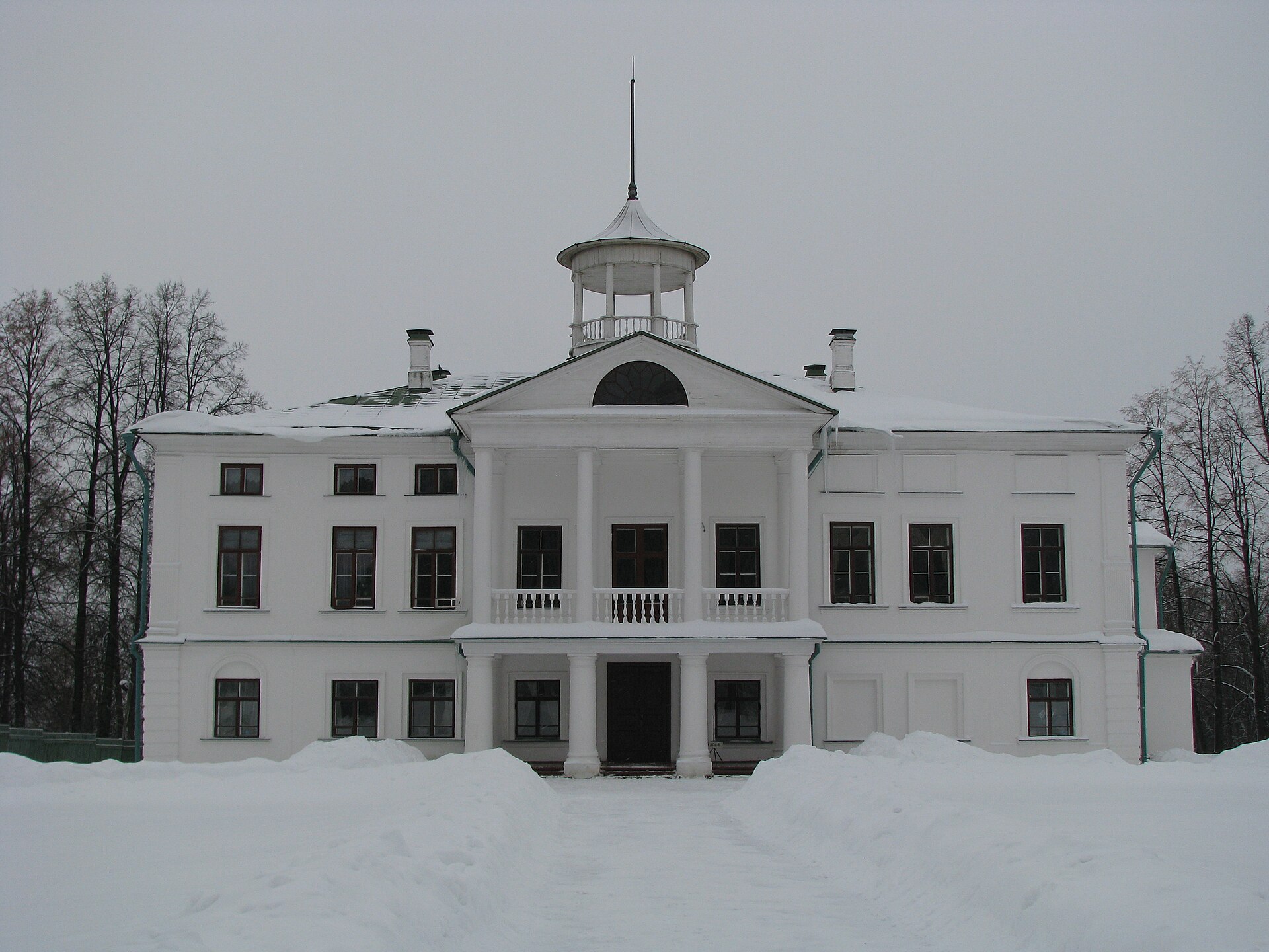 Главный дом усадьбы Карабиха зимой. Фото: Yahont, Public domain. — Музей-заповедник Н. А. Некрасова «Карабиха»