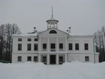 Главный дом усадьбы Карабиха зимой. Фото: Yahont, Public domain.
