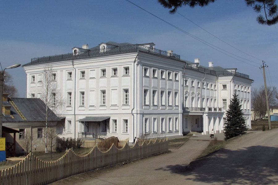 Главный дом усадьбы Гончаровых. Фото: Nordprod, Public domain. — Музей-заповедник «Полотняный Завод» — дом Гончаровых