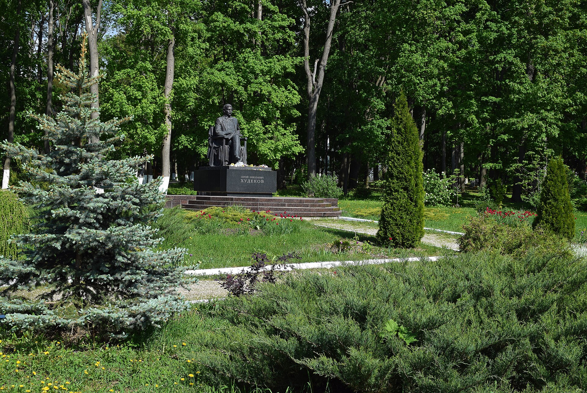 Парк усадьбы Худекова. Фото: Seryogin100, CC BY-SA 4.0. — Парк-дендрарий усадьбы С. Н. Худекова в Ерлине