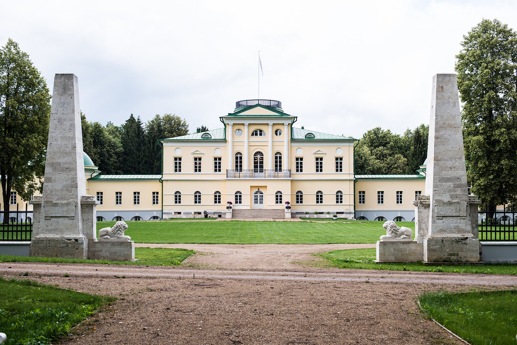 Главный въезд в усадьбу. Фото: Сергей Анатольевич Васильев, CC BY-SA 4.0. — Английский парк усадьбы Степановское-Волосово