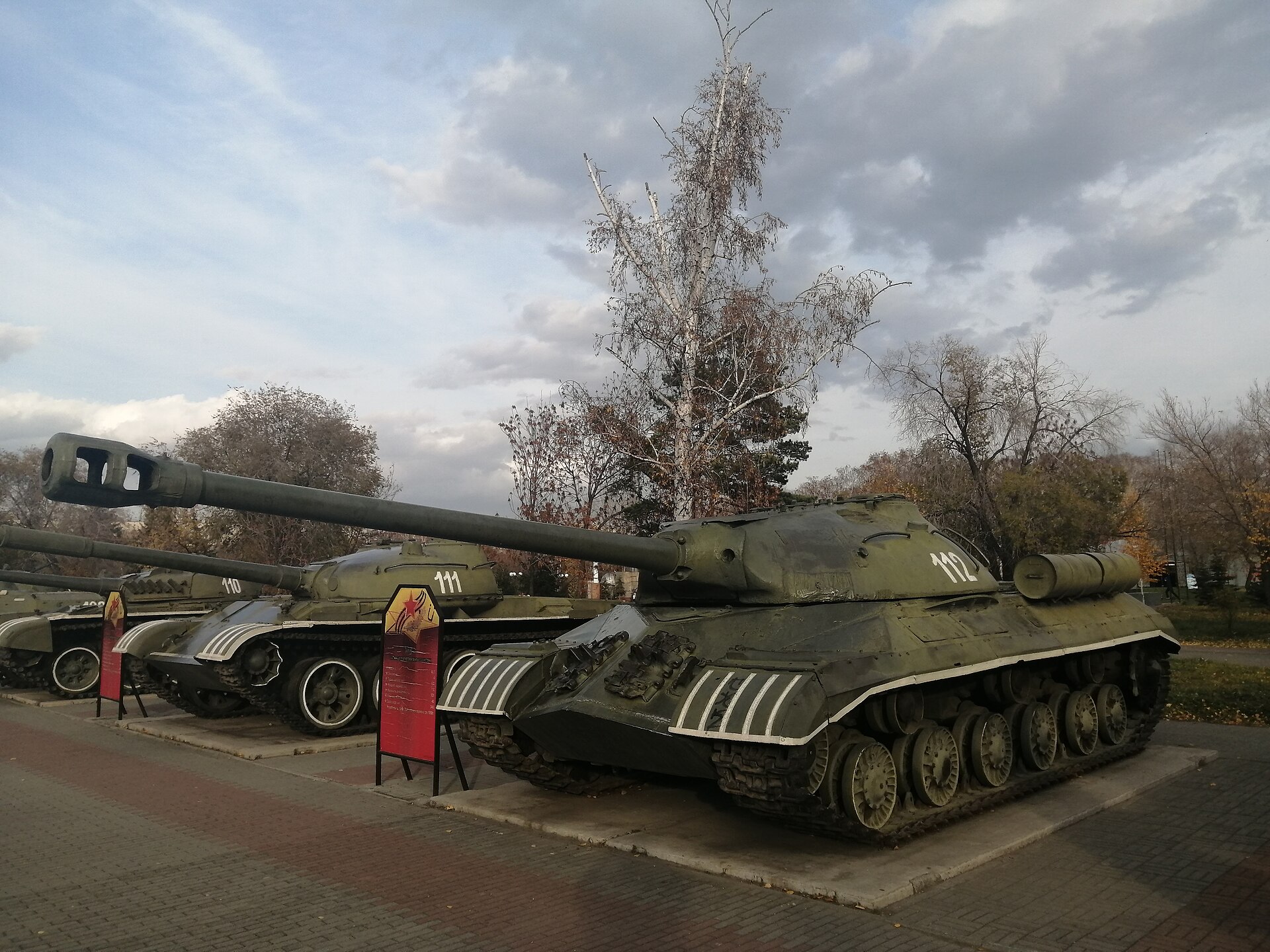 Танк ИС-3 на музейной площадке. Фото: Апатинаити, CC BY-SA 3.0. — Музей военной техники в Саду Победы