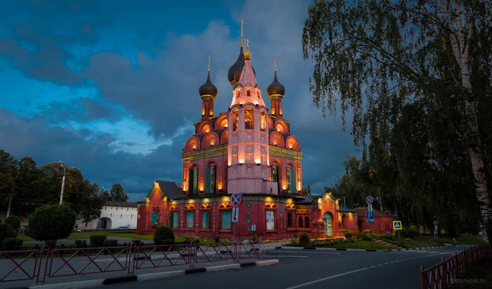 Вечерняя подсветка Богоявленской церкви. Фото: Сергей Черный / justphotos.ru, CC BY-SA 3.0. Оригинал и лицензия — в блоке авторских прав. — Церковь Богоявления в Ярославле