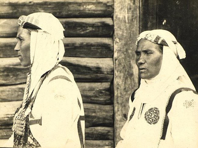Образец традиционного женского головного убора с вышивкой. Фото: Zelenov Ivan, Public domain. — Музей чувашской вышивки