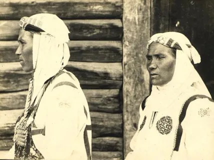 Образец традиционного женского головного убора с вышивкой. Фото: Zelenov Ivan, Public domain.