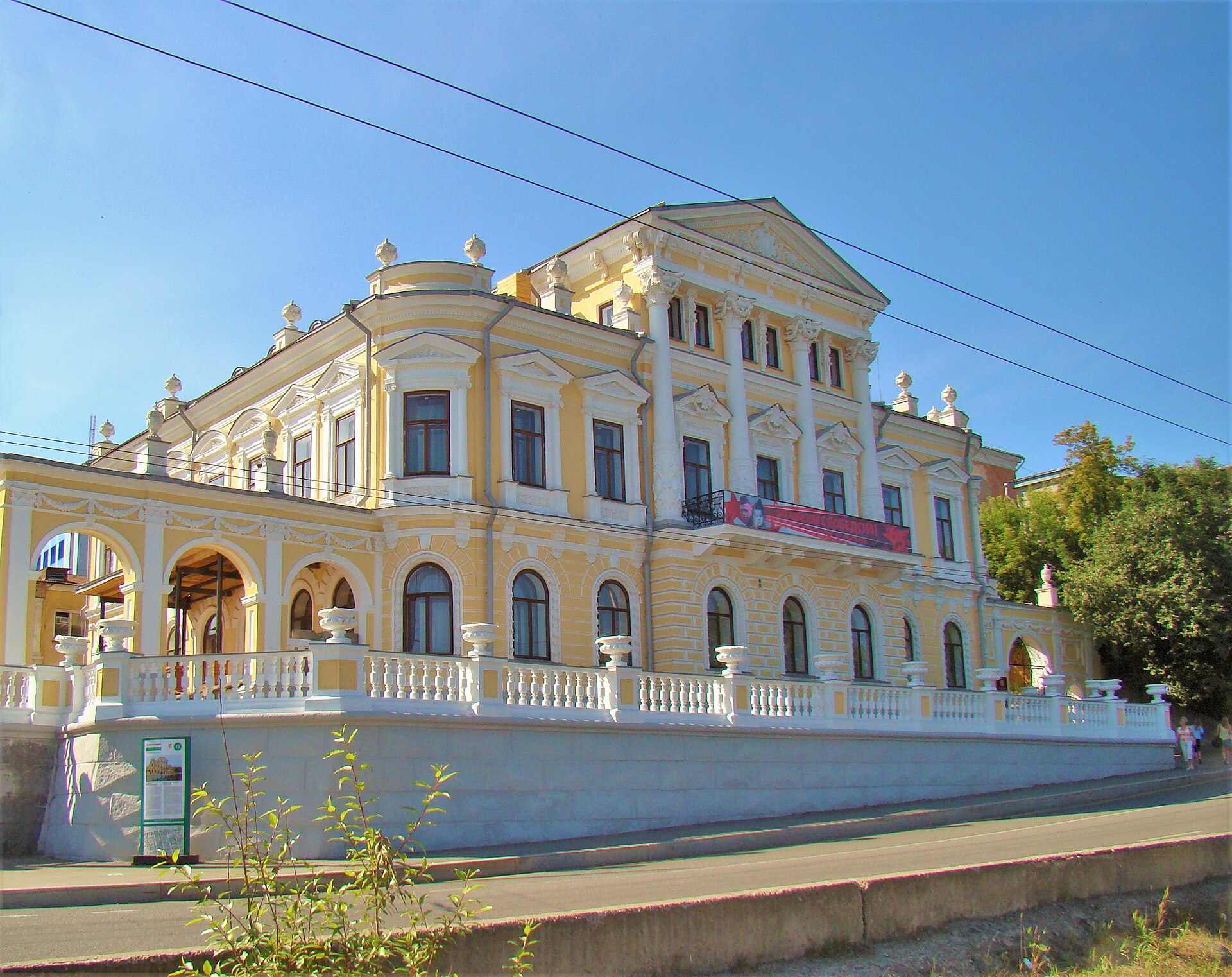 Дом Мешкова — главное здание музея. Фото: Bestalex, CC BY-SA 3.0. — Дом Мешкова