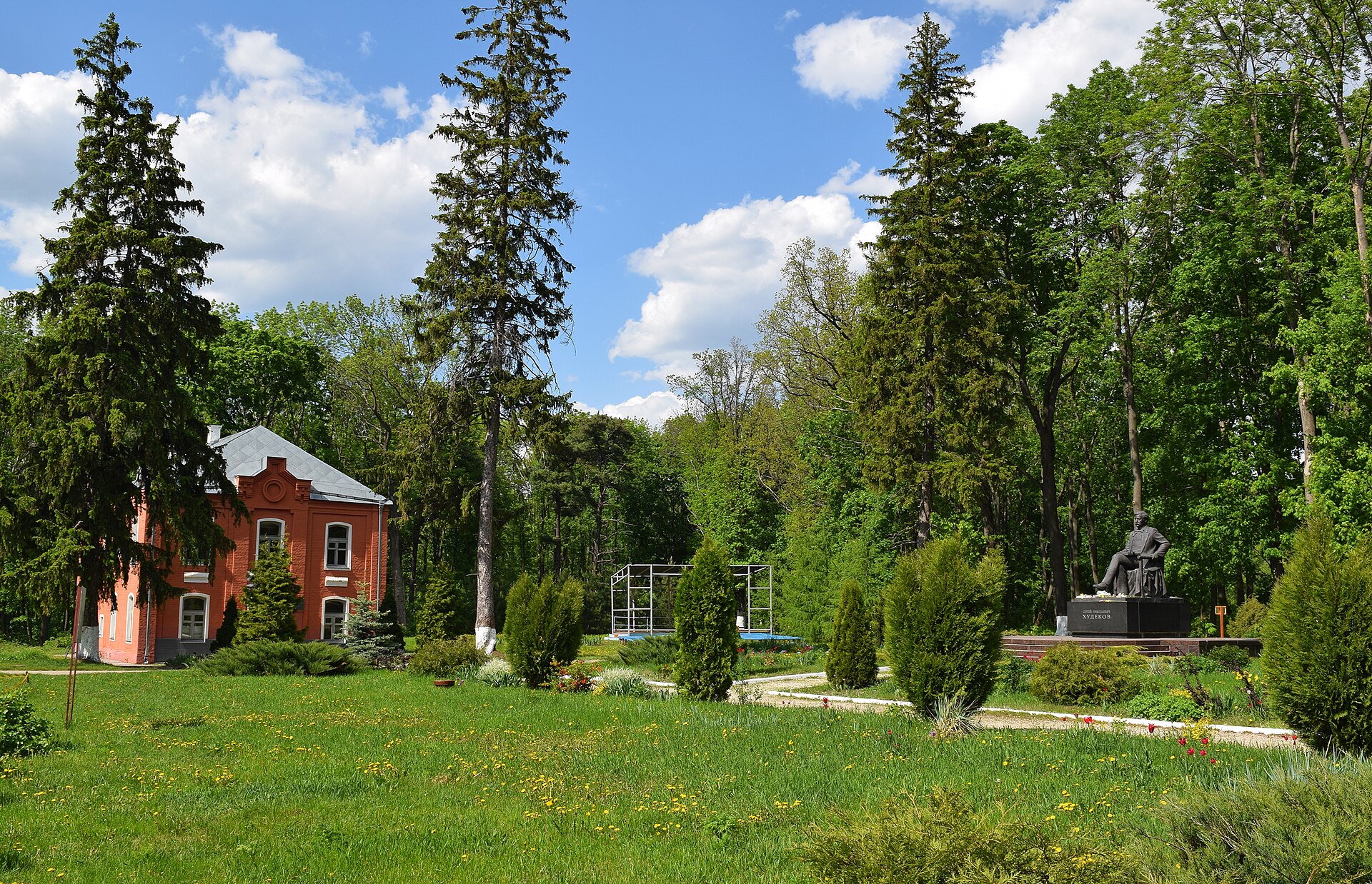 Усадьба Сергея Худекова в Ерлине. Фото: Seryogin100, CC BY-SA 4.0. — Парк-дендрарий усадьбы С. Н. Худекова в Ерлине