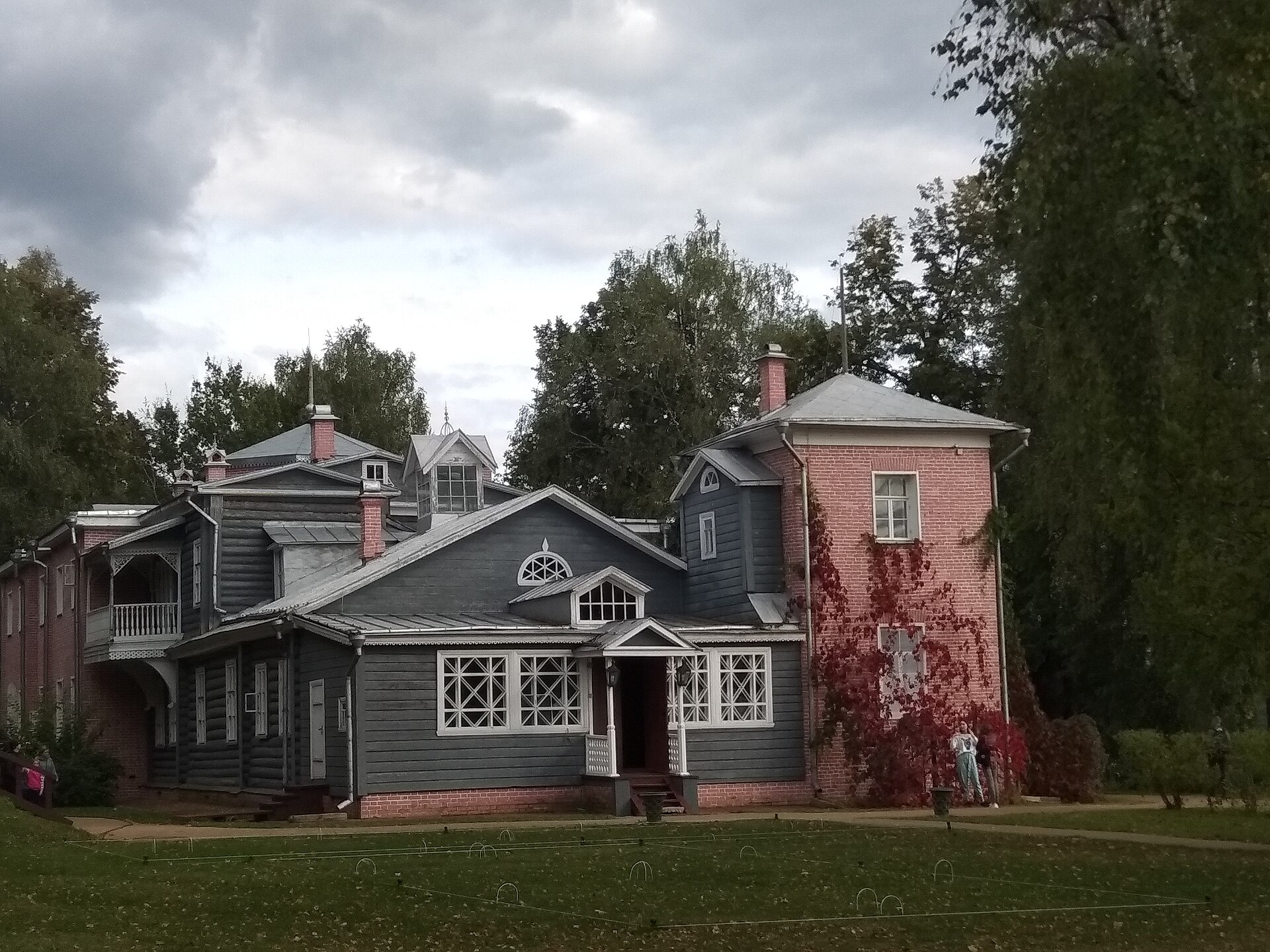 Главный дом усадьбы Мураново. Фото: Kreizeravrora, CC BY-SA 4.0. — Музей-усадьба «Мураново» имени Ф. И. Тютчева