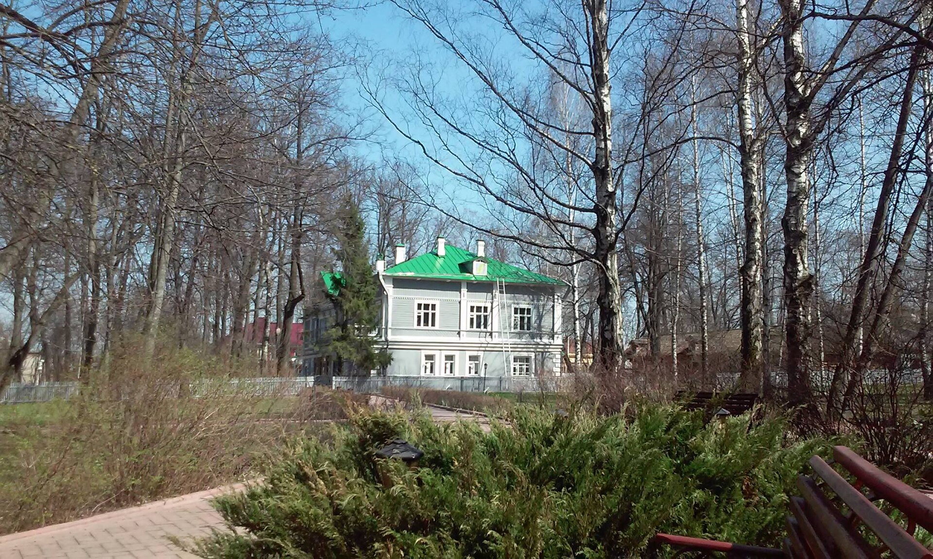 Дом Чайковского среди деревьев усадебного парка. Фото: M000142, CC BY-SA 4.0. — Музей-заповедник П. И. Чайковского в Клину