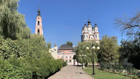 Подход к церкви и вид колокольни. Фото: Sergey Sebelev, CC BY-SA 4.0.