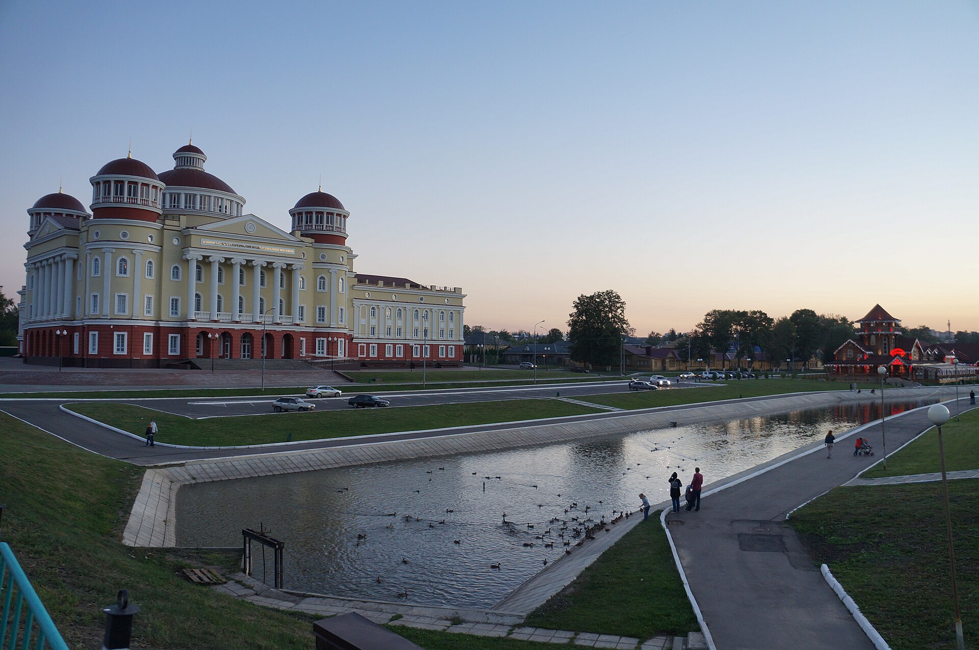 Музейный комплекс у набережной Саранки. Фото: Павел Геннадьевич Алешин, CC BY-SA 4.0. — Мордовский краеведческий музей имени И. Д. Воронина