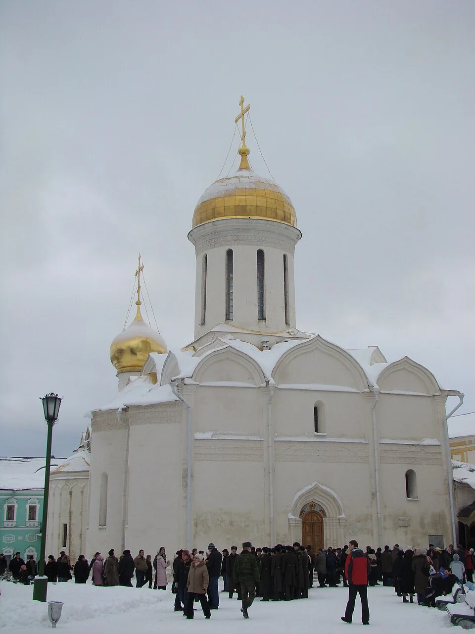 Троицкий собор зимой, Сергиев Посад. Автор Andrey, CC BY 2.0. Уменьшенная версия. Оригинал и лицензия указаны в блоке авторских прав. — Троицкий собор Троице-Сергиевой лавры
