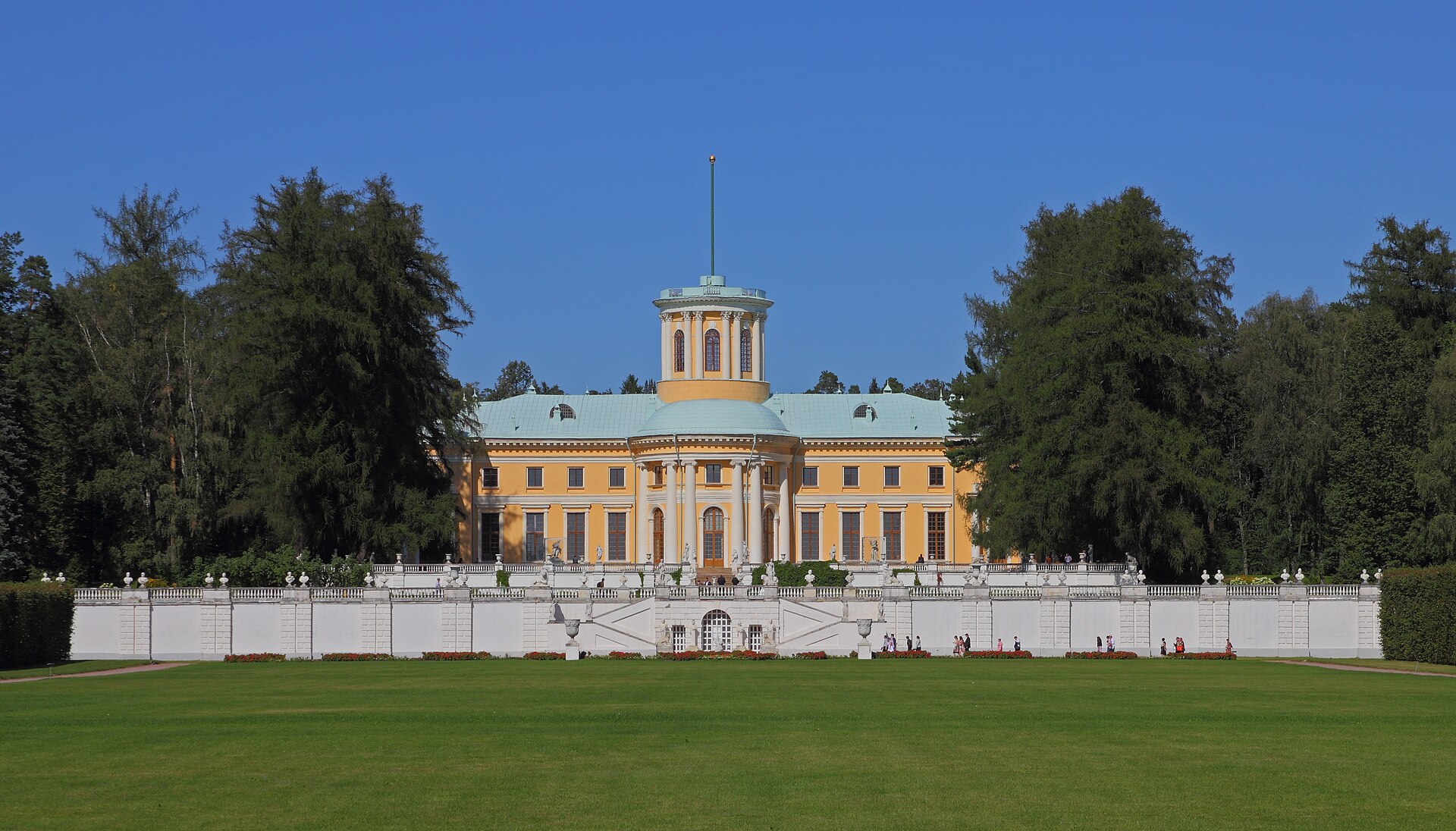 Дворец со стороны парка. Фото: A.Savin, CC BY-SA 3.0. — Музей-заповедник «Архангельское»
