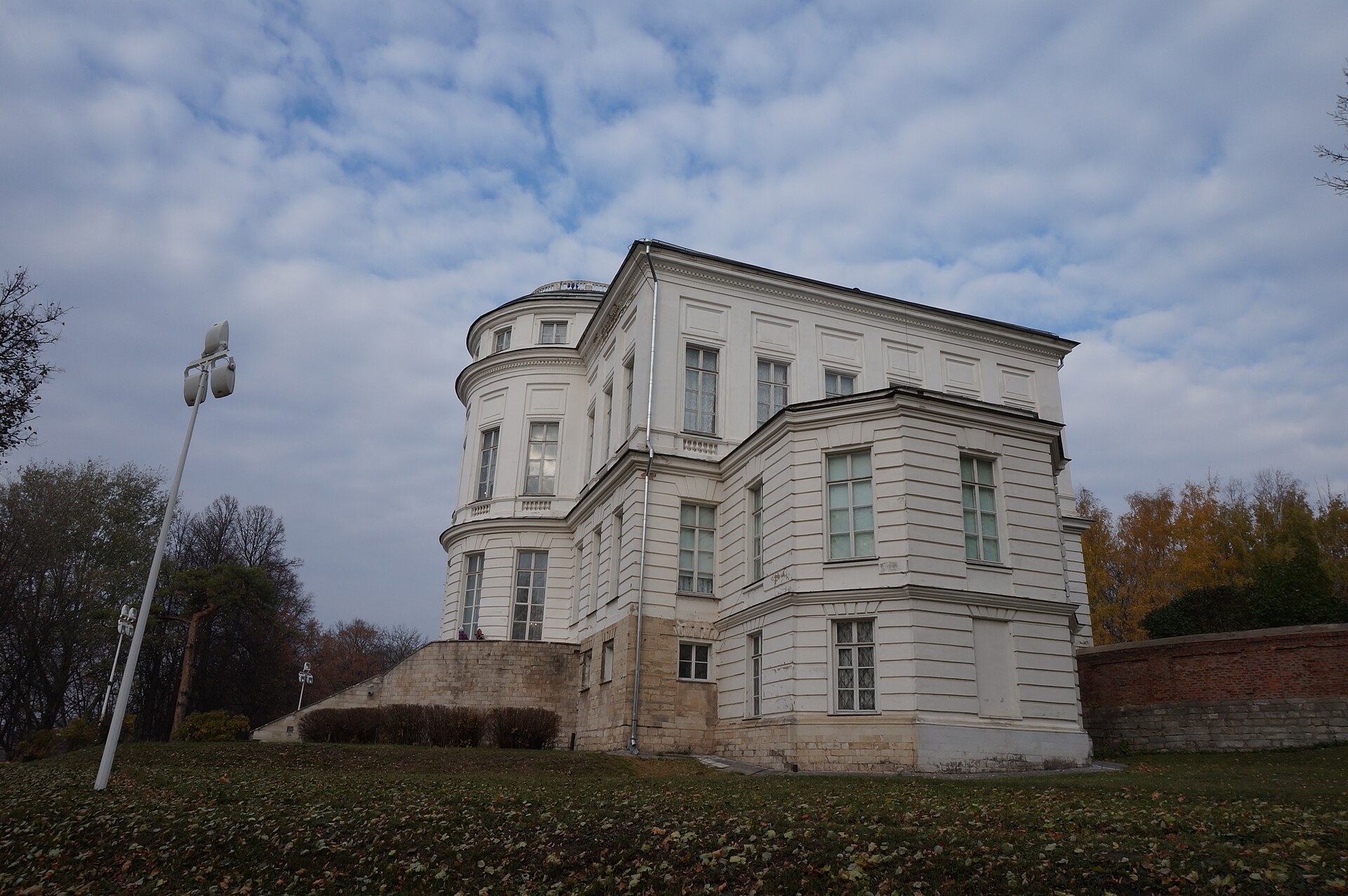 Богородицкий дворец осенью. Фото: Поторочина Катя, CC BY-SA 3.0. — Богородицкий дворец-музей и парк