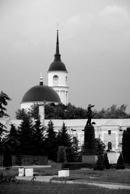 Чёрно-белый вид собора в городской среде. Фото: Анна Трудолюбова, CC BY 2.0. — Свято-Троицкий собор в Калуге