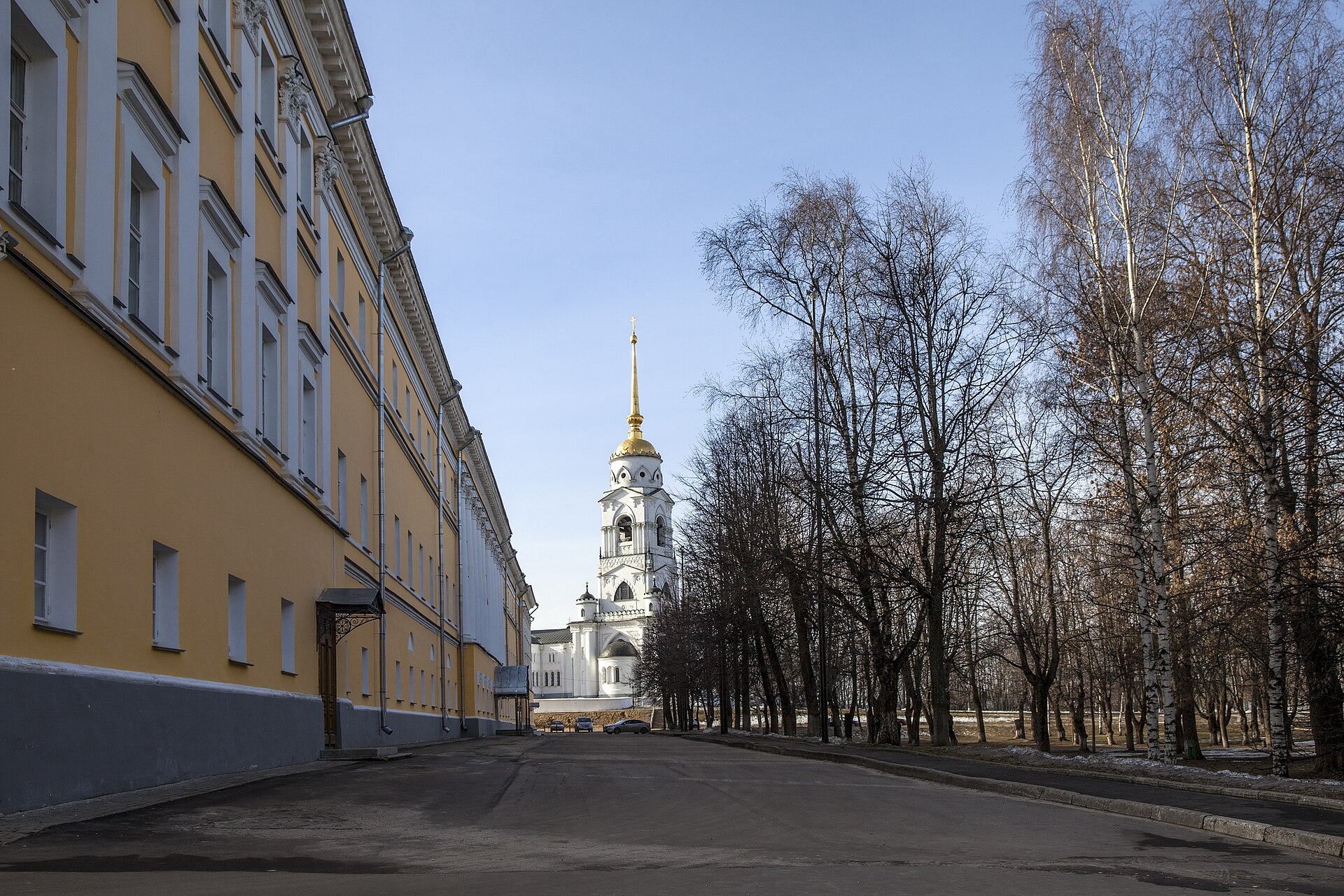 Музейный центр «Палаты» со стороны аллеи. Фото: Вита, CC BY-SA 3.0. — Музейный центр «Палаты»