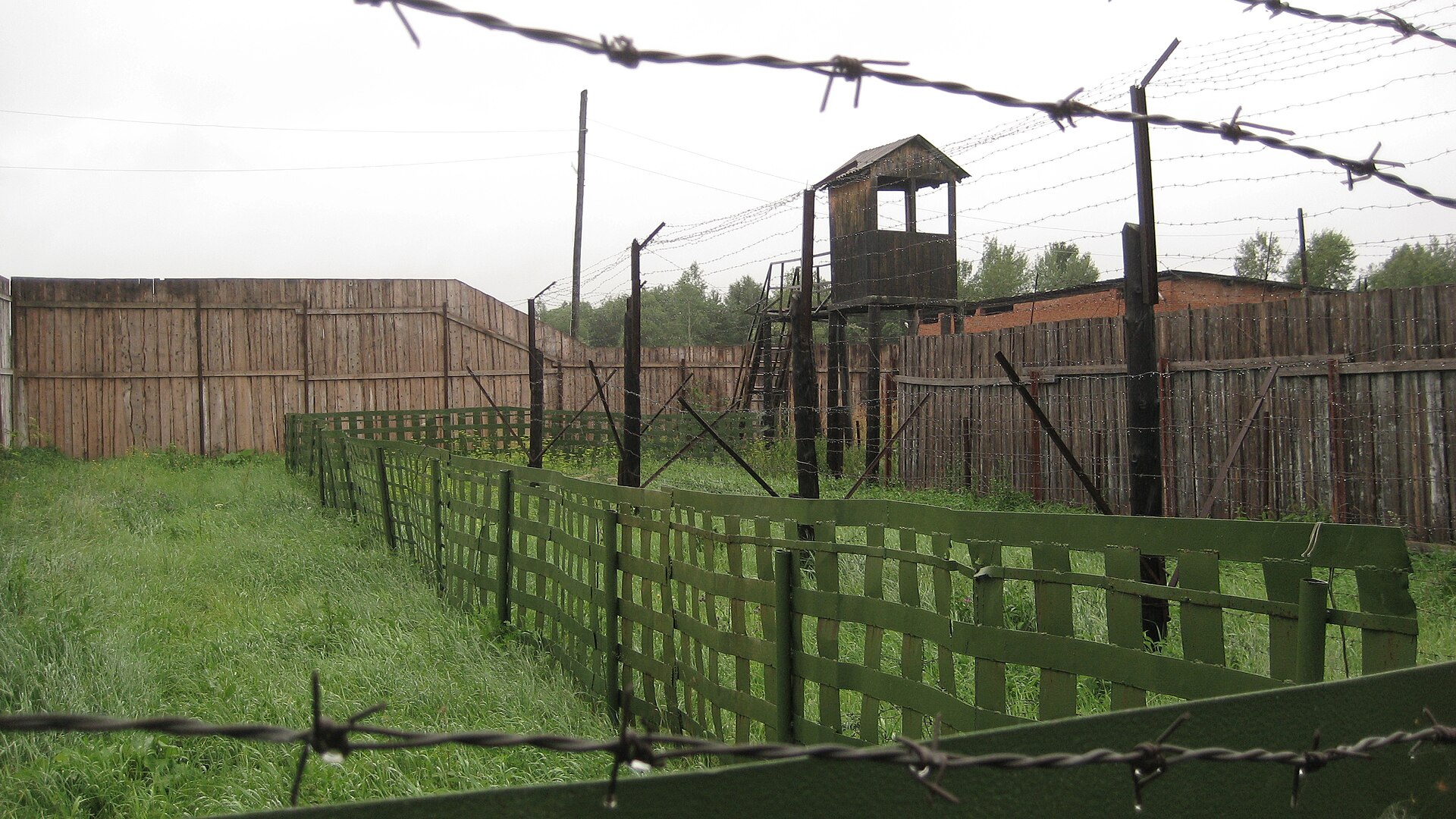 Ограждение бывшей колонии. Фото: Gerald Praschl, CC BY-SA 3.0. — Музей-заповедник «Пермь-36»