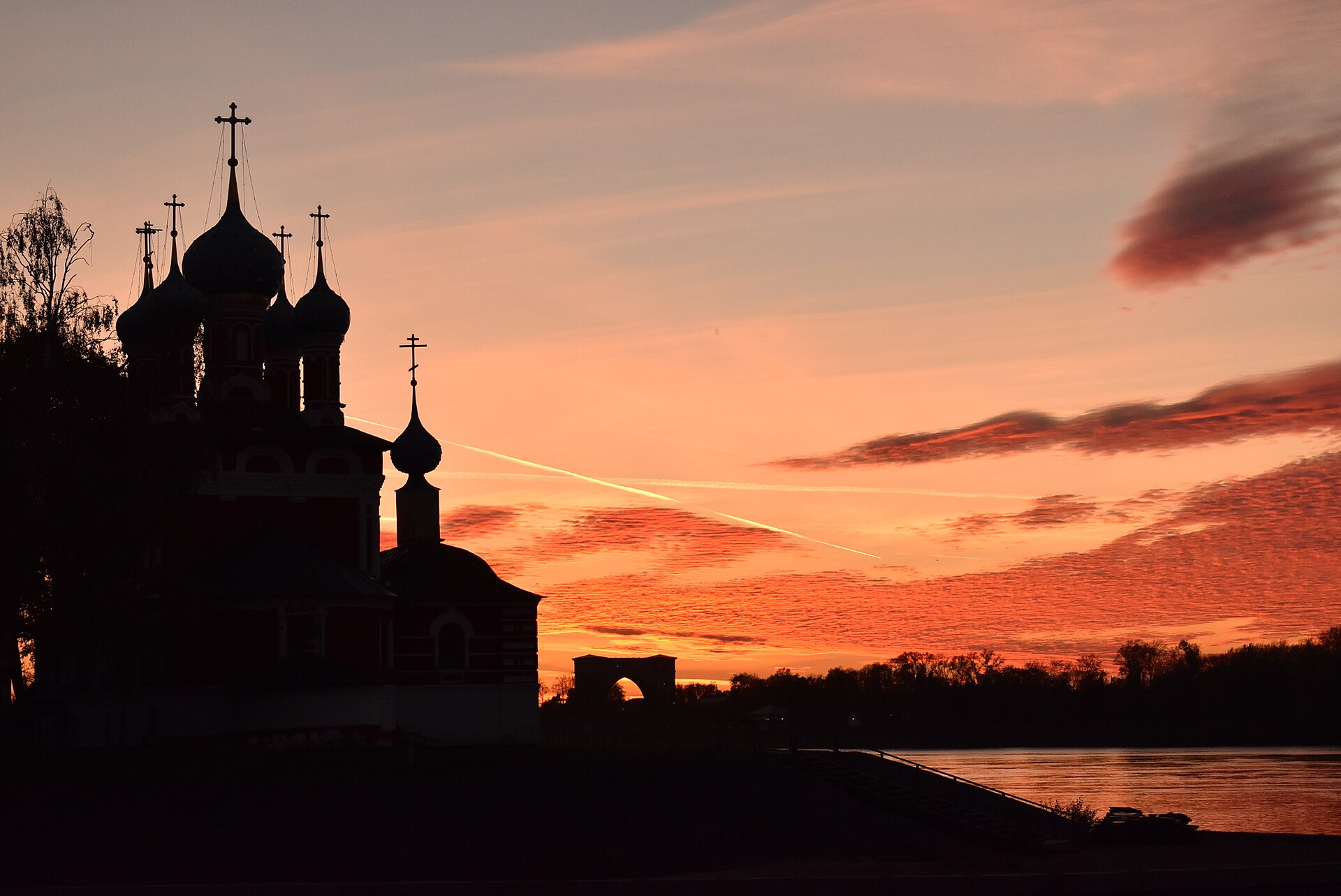 Вечерний силуэт храма. Фото: Bärbel Miemietz, CC BY-SA 4.0. — Церковь царевича Димитрия на Крови