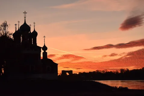 Вечерний силуэт храма. Фото: Bärbel Miemietz, CC BY-SA 4.0.
